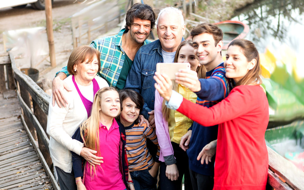 https://floridasadventurecoast.com/wp-content/uploads/2019/05/Family-Reunion-Selfie-freepik-2-1024x640.jpg